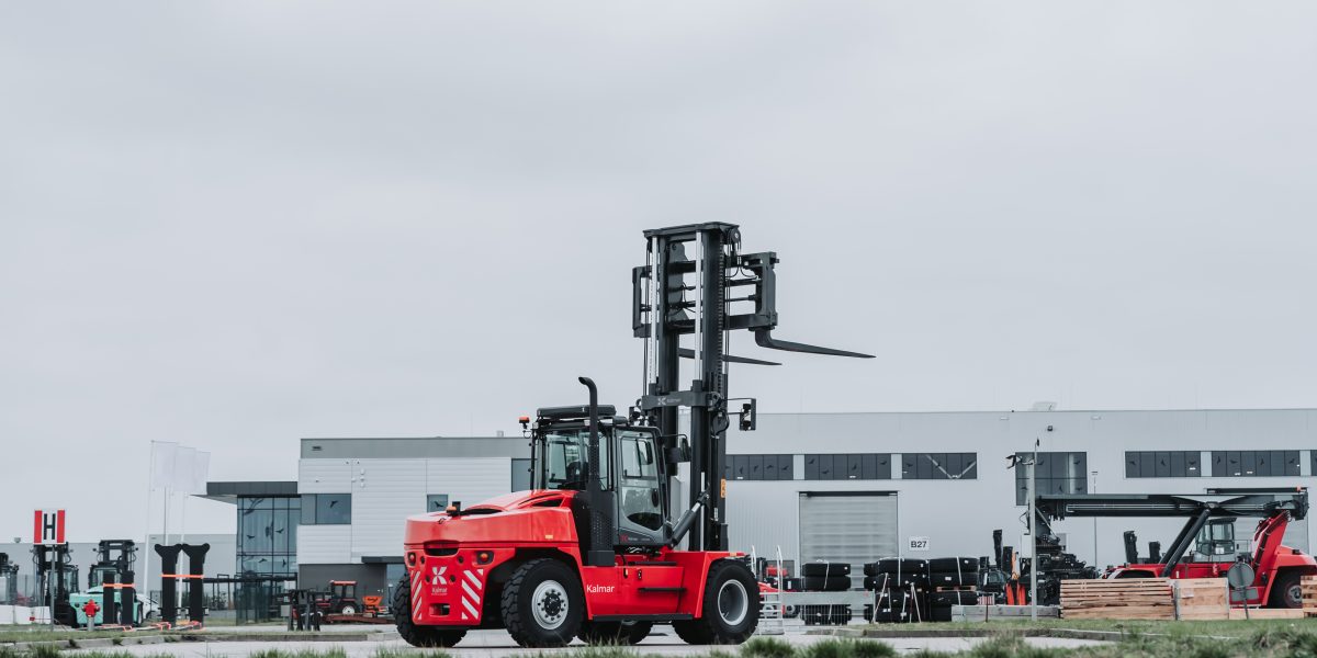 Kalmar signs agreement with OSTP Finland for five Medium Forklift Trucks