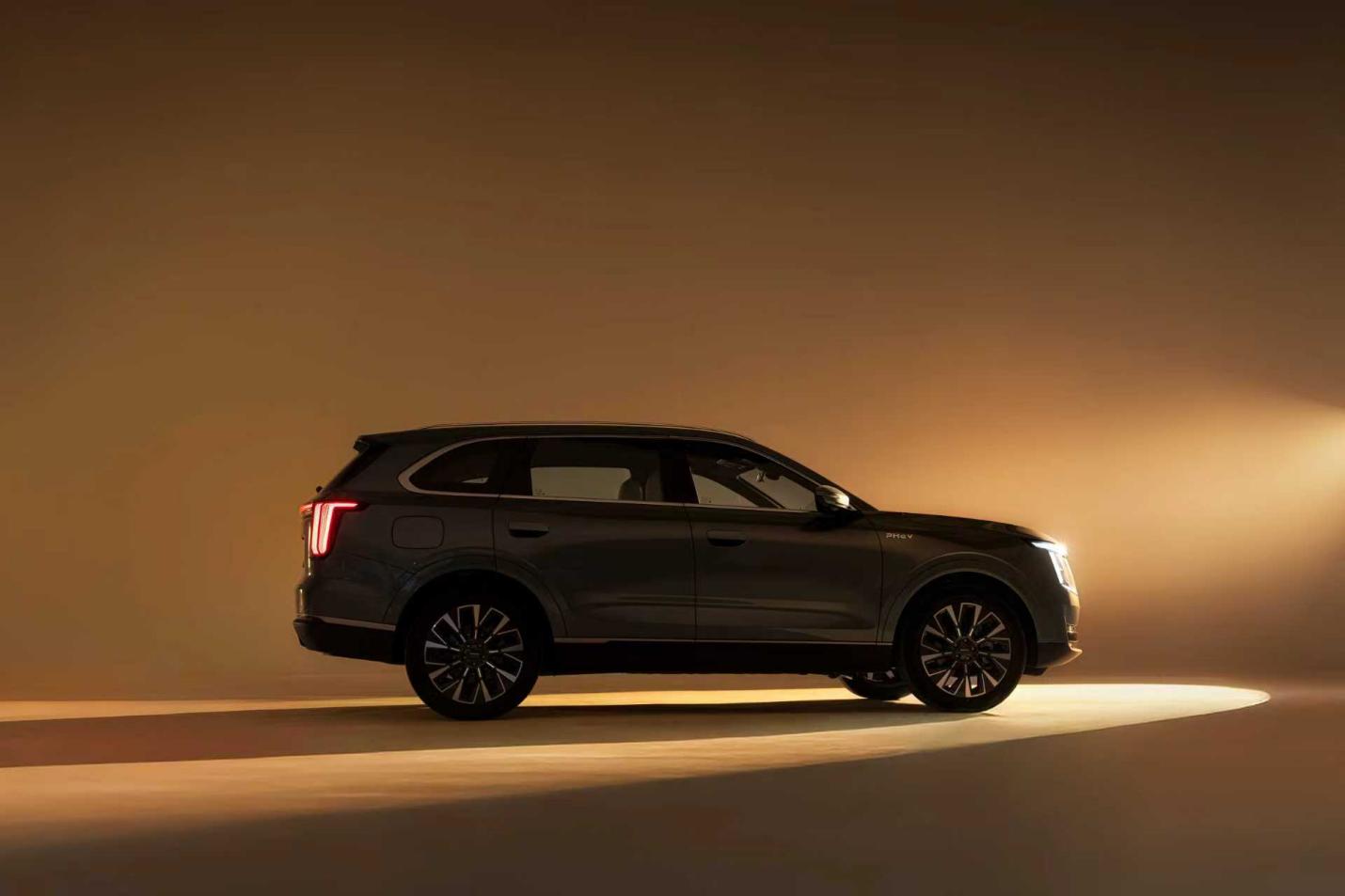 SOUEAST returns to Dubai Fashion Week as official automotive partner, redefining aesthetics of mobility