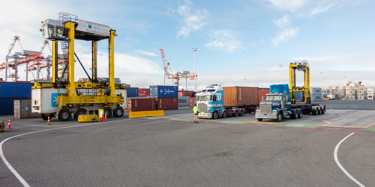 Kalmar and the Port of Tauranga continue to drive sustainability with large order for hybrid and electric straddle carriers