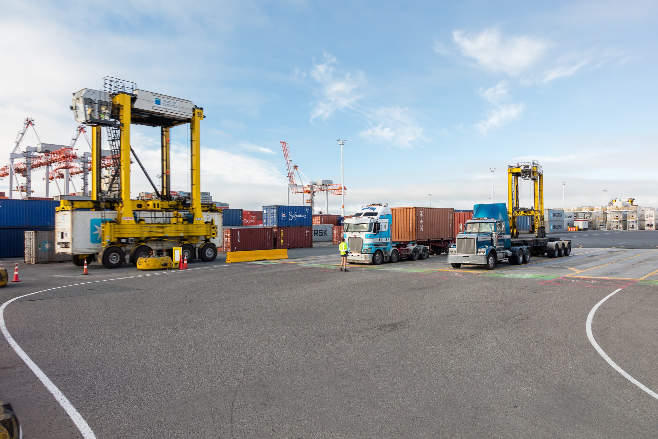 Kalmar and the Port of Tauranga continue to drive sustainability with large order for hybrid and electric straddle carriers