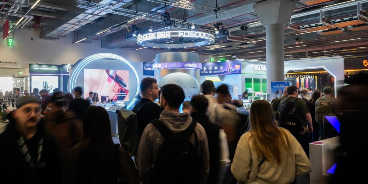 GEEKBAR showcased its brand strength with a space capsule booth at ShishaMesse and Vaper Expo UK.