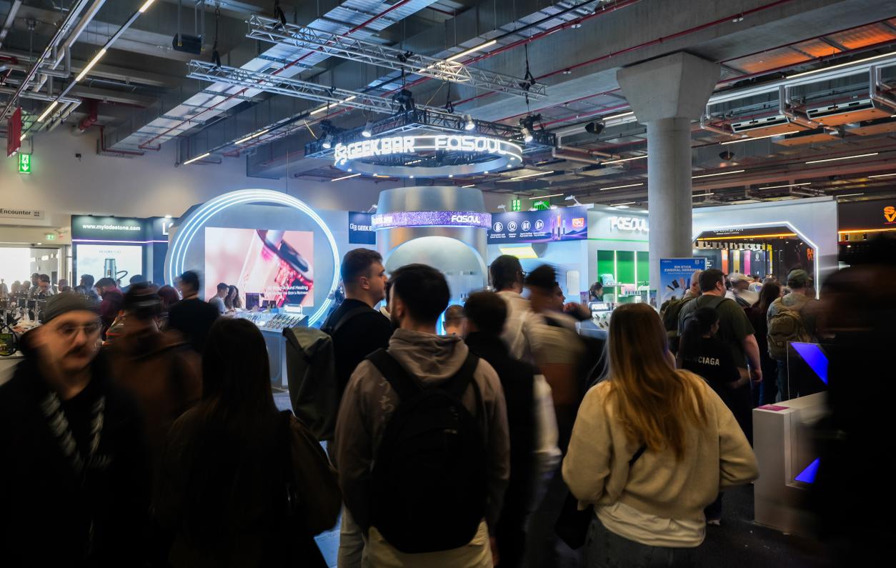GEEKBAR showcased its brand strength with a space capsule booth at ShishaMesse and Vaper Expo UK.